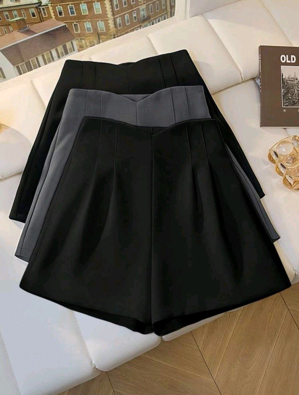 Short tela plisado oscuro