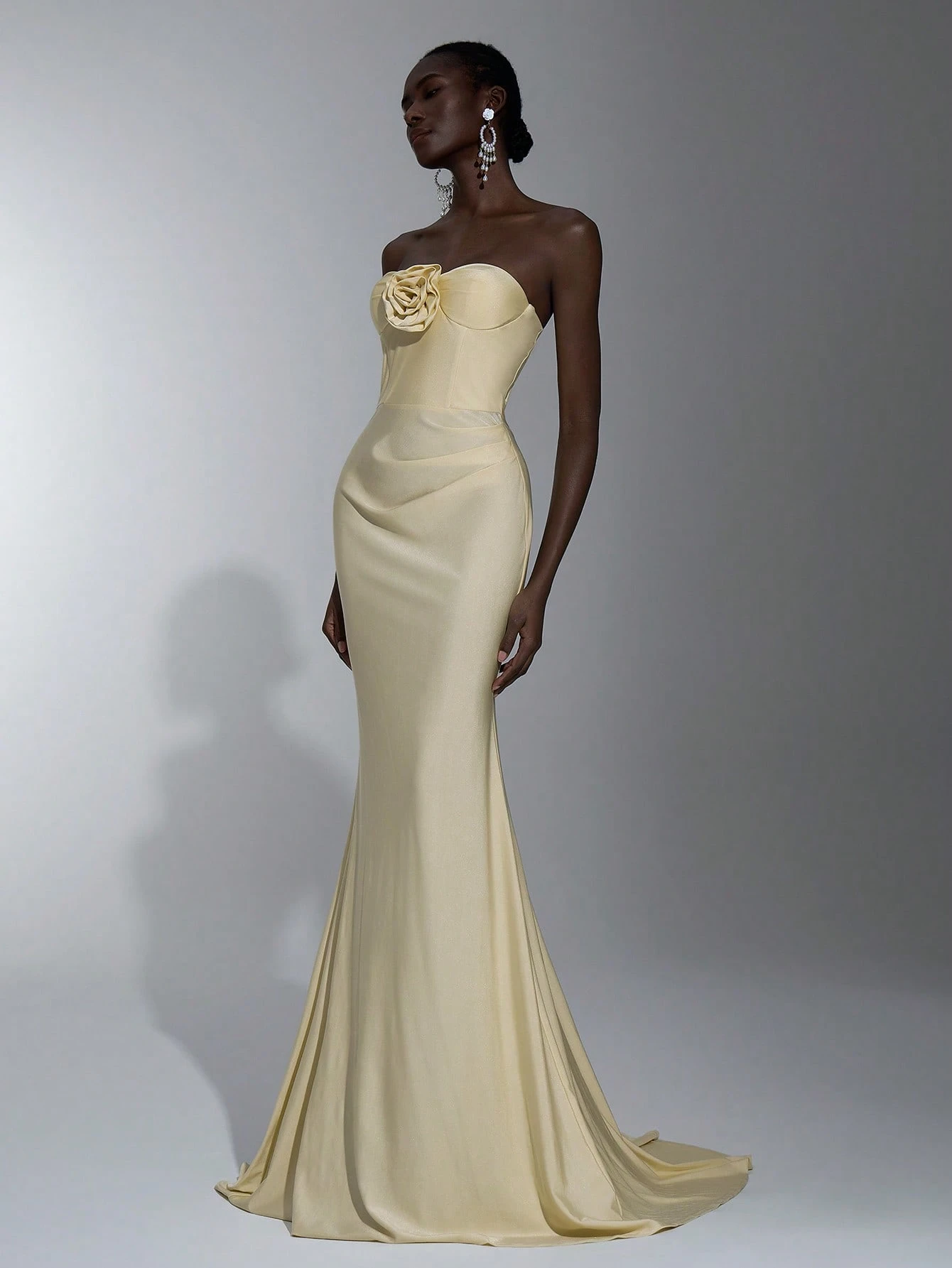 Vestido straples con flor medio