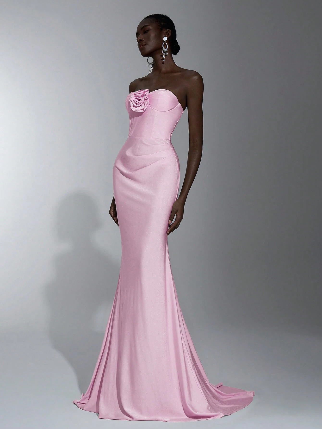 Vestido straples con flor