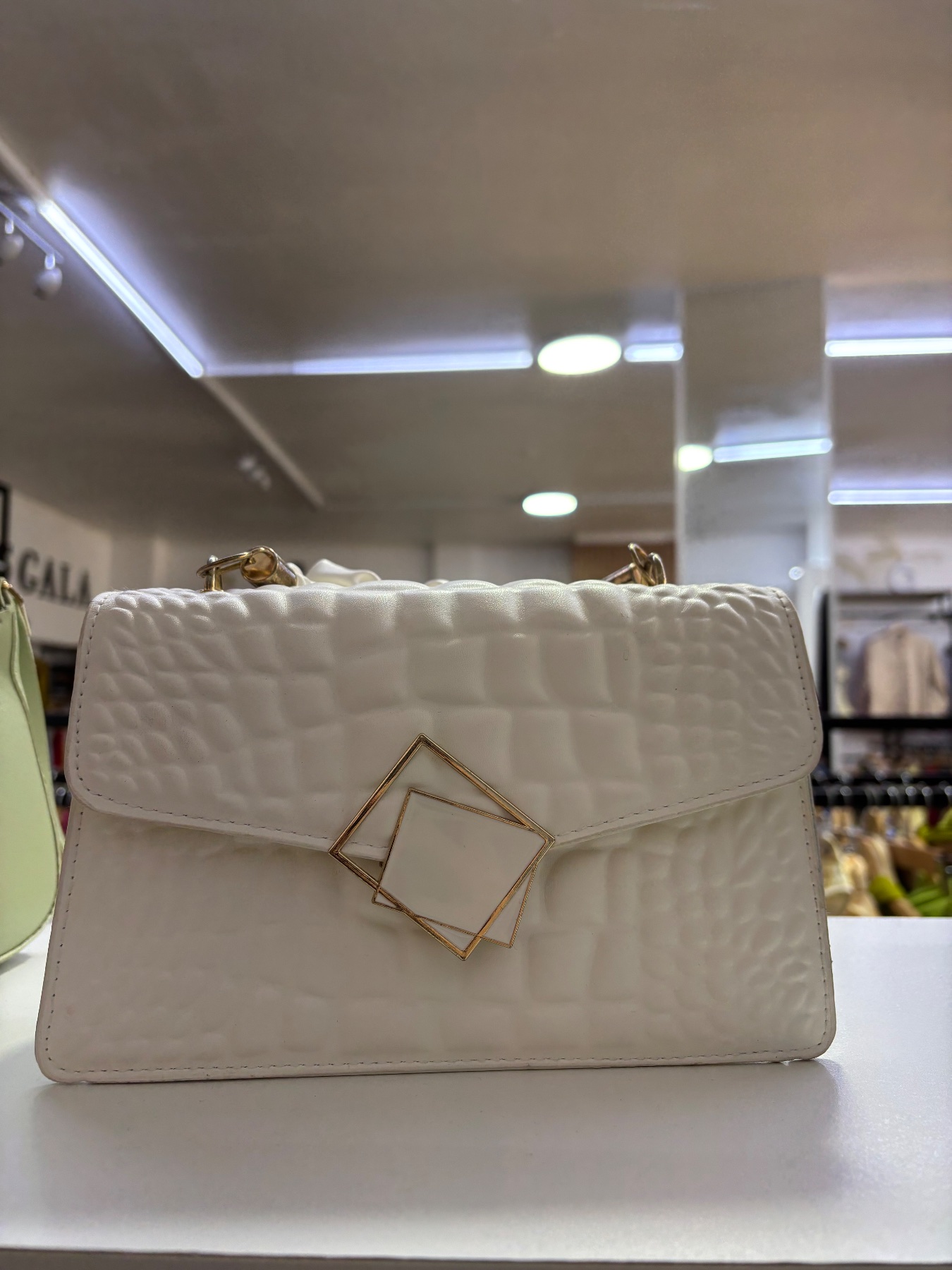 Cartera broche blanco