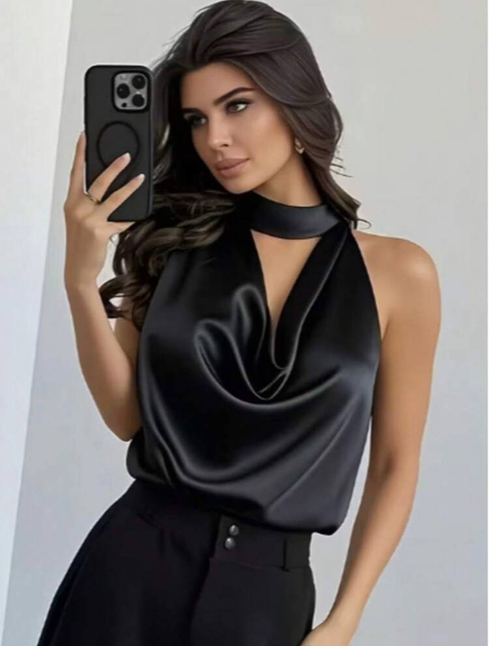 Blusa oscura satinada tiras