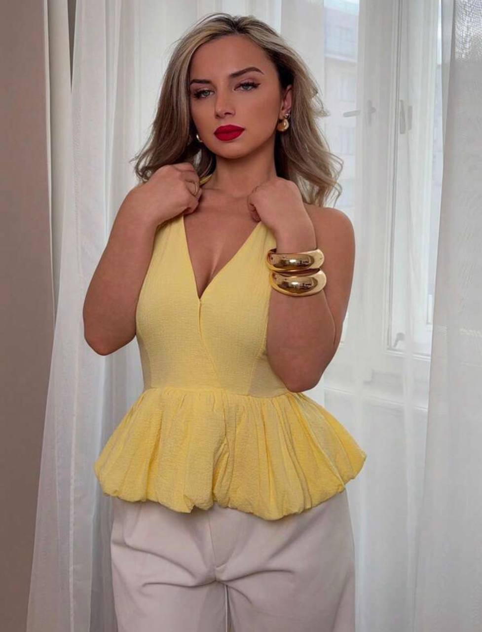 Blusa Amarilla chica guapa