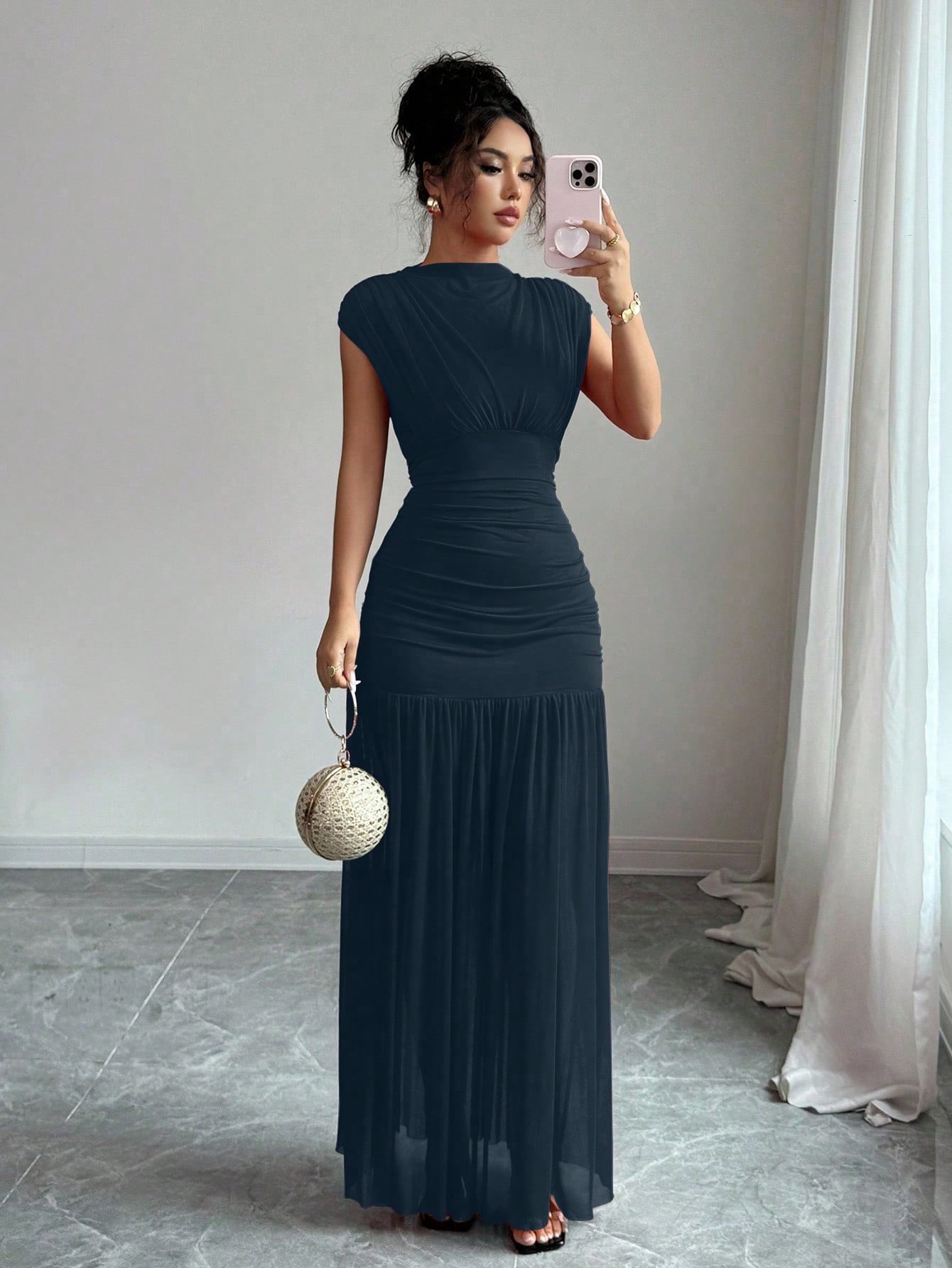 Vestido elegante cuello alto