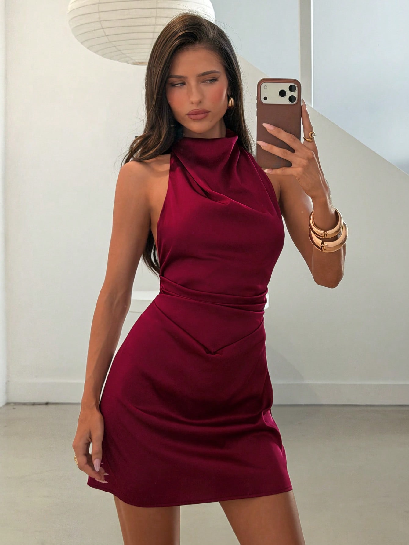 Vestido corto escotado saten